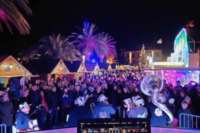 Façade illuminée d'une église avec des projections colorées et des informations sur un événement musical à Collioure.