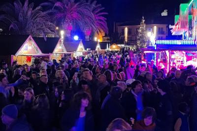 Façade illuminée d'une église avec des projections colorées et des informations sur un événement musical à Collioure.