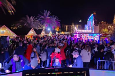 Façade illuminée d'une église avec des projections colorées et des informations sur un événement musical à Collioure.