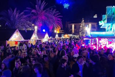 Façade illuminée d'une église avec des projections colorées et des informations sur un événement musical à Collioure.