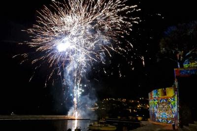 Façade illuminée d'une église avec des projections colorées et des informations sur un événement musical à Collioure.