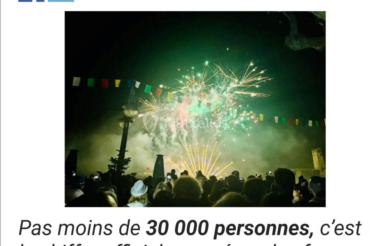 Feu d'artifice illuminant le ciel nocturne au-dessus d'une foule rassemblée pour célébrer le Nouvel An à Collioure.