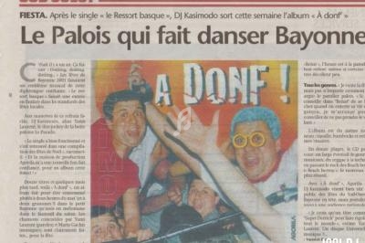 Une coupure de presse montrant DJ Kasimodo et des danseurs en pleine fête, avec des expressions joyeuses.