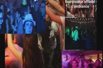 Groupe de personnes dansant et célébrant lors d'une fête animée avec jeux de lumières et ambiance festive.