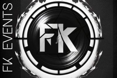 Logo FK Events avec des lettres stylisées au centre d'un cercle noir et blanc entouré de motifs enflammés.