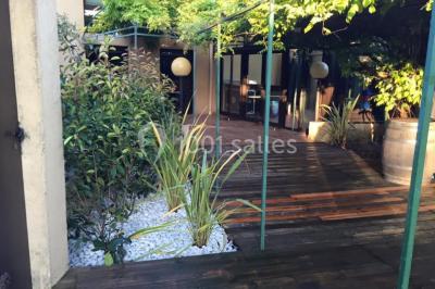 Salle décorée pour Noël avec une scène équipée de matériel audio, des décorations festives et une statue du Père Noël.