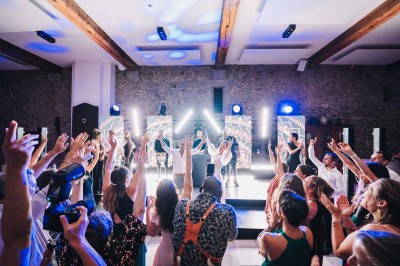 Tours de refroidissement illuminées par des projections de vœux festifs et de motifs décoratifs, de nuit.