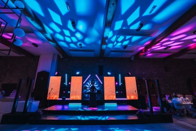 Tours de refroidissement illuminées par des projections de vœux festifs et de motifs décoratifs, de nuit.