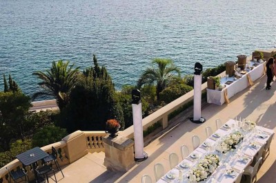 Tours de refroidissement illuminées par des projections de vœux festifs et de motifs décoratifs, de nuit.