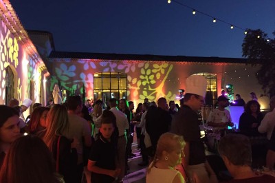 Tours de refroidissement illuminées par des projections de vœux festifs et de motifs décoratifs, de nuit.