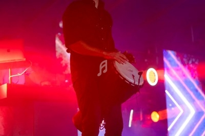 Tours de refroidissement illuminées par des projections de vœux festifs et de motifs décoratifs, de nuit.