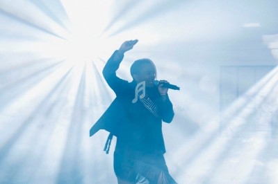 Tours de refroidissement illuminées par des projections de vœux festifs et de motifs décoratifs, de nuit.