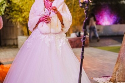 Tours de refroidissement illuminées par des projections de vœux festifs et de motifs décoratifs, de nuit.