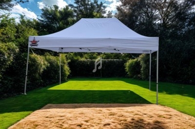 Tente blanche montée dans un jardin verdoyant, avec un tapis de sol beige au premier plan.