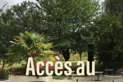 Paysage hivernal avec jardin enneigé, arbres dénudés et soleil bas illuminant la scène.