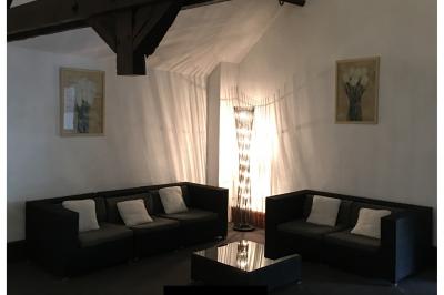 Paysage hivernal avec jardin enneigé, arbres dénudés et soleil bas illuminant la scène.