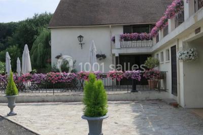 Paysage hivernal avec jardin enneigé, arbres dénudés et soleil bas illuminant la scène.