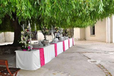 Paysage hivernal avec jardin enneigé, arbres dénudés et soleil bas illuminant la scène.