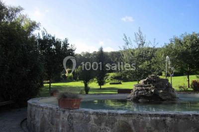 Paysage hivernal avec jardin enneigé, arbres dénudés et soleil bas illuminant la scène.