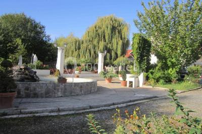 Paysage hivernal avec jardin enneigé, arbres dénudés et soleil bas illuminant la scène.