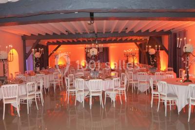 Paysage hivernal avec jardin enneigé, arbres dénudés et soleil bas illuminant la scène.