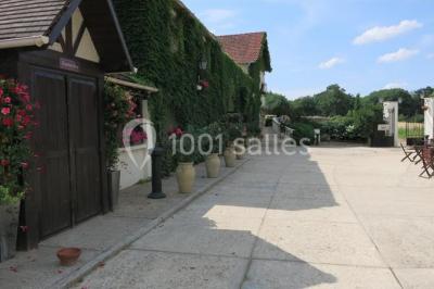 Paysage hivernal avec jardin enneigé, arbres dénudés et soleil bas illuminant la scène.