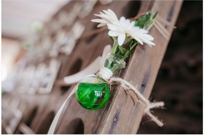 Terrasse extérieure d'un restaurant avec des tables et chaises sur un sol en pierre, entourée de verdure et arbres.