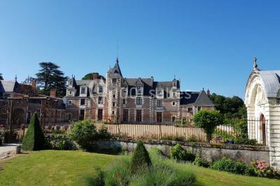 Miniature Location salle Vouvray (Indre-et-Loire) - Château de Jallanges #3 Façade d'un château illuminée par des lumières colorées rose et violette lors d'un événement nocturne.