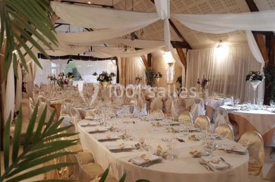 Miniature Location salle Vouvray (Indre-et-Loire) - Château de Jallanges #4 Façade d'un château illuminée par des lumières colorées rose et violette lors d'un événement nocturne.