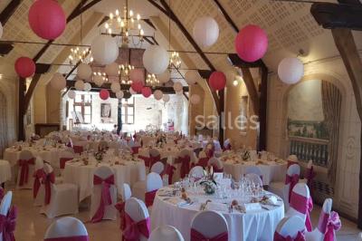 Miniature Location salle Vouvray (Indre-et-Loire) - Château de Jallanges #18 Façade d'un château illuminée par des lumières colorées rose et violette lors d'un événement nocturne.