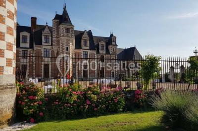 Miniature Location salle Vouvray (Indre-et-Loire) - Château de Jallanges #13 Façade d'un château illuminée par des lumières colorées rose et violette lors d'un événement nocturne.