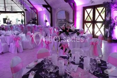 Miniature Location salle Vouvray (Indre-et-Loire) - Château de Jallanges #10 Façade d'un château illuminée par des lumières colorées rose et violette lors d'un événement nocturne.