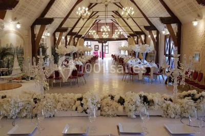 Miniature Location salle Vouvray (Indre-et-Loire) - Château de Jallanges #17 Façade d'un château illuminée par des lumières colorées rose et violette lors d'un événement nocturne.