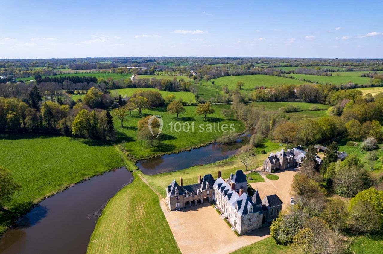 Le château et les dépendances