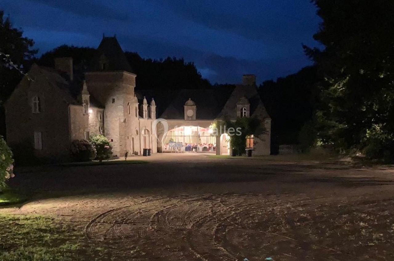 Les dépendances, la nuit.