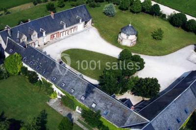 Salle de réception décorée avec des tables dressées, des guirlandes lumineuses et des arrangements floraux.