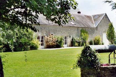 Salle de réception décorée avec des tables dressées, des guirlandes lumineuses et des arrangements floraux.