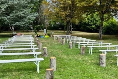 Salle de réception décorée avec des tables dressées, des guirlandes lumineuses et des arrangements floraux.