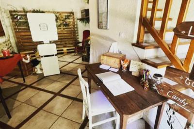 Salle de réception décorée avec des tables dressées, des guirlandes lumineuses et des arrangements floraux.