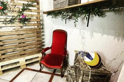 Salle de réception décorée avec des tables dressées, des guirlandes lumineuses et des arrangements floraux.