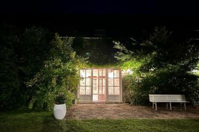 Salle de réception décorée avec des tables dressées, des guirlandes lumineuses et des arrangements floraux.