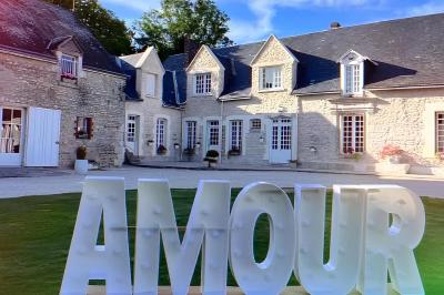 Salle de réception décorée avec des tables dressées, des guirlandes lumineuses et des arrangements floraux.