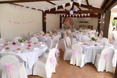 Un groupe de musiciens joue sur une petite scène extérieure sous un ciel bleu, entouré de décorations en bois.