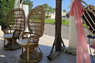 Un groupe de musiciens joue sur une petite scène extérieure sous un ciel bleu, entouré de décorations en bois.