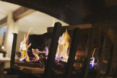 Table dressée avec des verres, couverts et serviettes, entourée de chaises colorées dans une salle lumineuse avec…