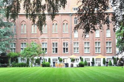 Salle de réception lumineuse avec bar central circulaire, tables hautes et éclairage coloré.