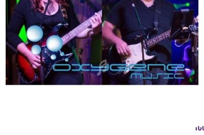 Deux musiciens jouant de la guitare électrique sur scène avec un logo ’Oxygène Music’ superposé.