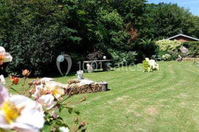 Miniature Location salle La Cerlangue (Seine-Maritime) - Le Clos du Meslay #13 Centre de table avec roses blanches et fleurs dans un vase en verre rond, sur une nappe en toile de jute.