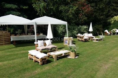 Miniature Location salle La Cerlangue (Seine-Maritime) - Le Clos du Meslay #11 Centre de table avec roses blanches et fleurs dans un vase en verre rond, sur une nappe en toile de jute.