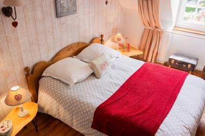 Miniature Location salle La Cerlangue (Seine-Maritime) - Le Clos du Meslay #16 Centre de table avec roses blanches et fleurs dans un vase en verre rond, sur une nappe en toile de jute.